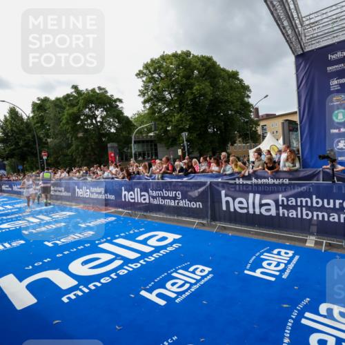 29.06.2025 - hella hamburg halbmarathon Zöllner http://msf.ph/oto/8415669 29.06.2025 10:26:46 Ziel 1065, 10848, 19076 meine-sportfotos.de
