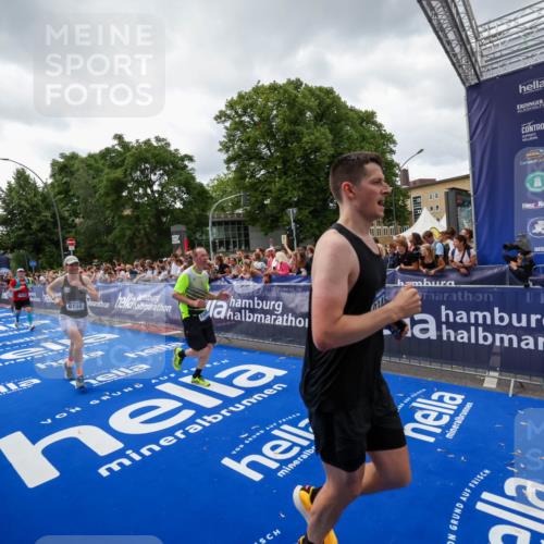 29.06.2025 - hella hamburg halbmarathon Zöllner http://msf.ph/oto/8415681 29.06.2025 10:49:24 Ziel 4183, 4185, 6158, 9348, 10053, 10189, 11819, 12670, 13450, 14526, 15422, 15784, 15894, 15966 meine-sportfotos.de