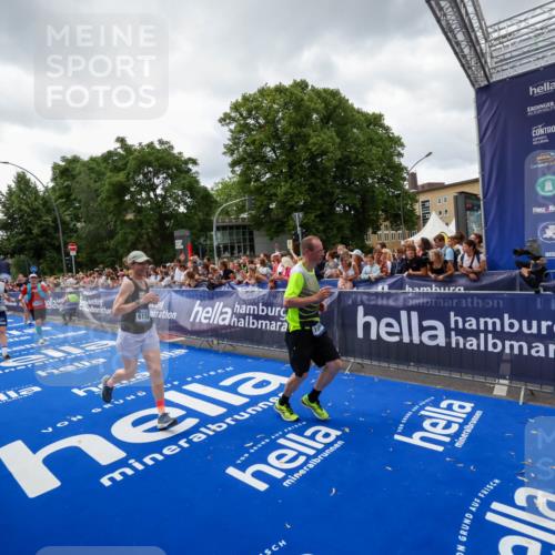 29.06.2025 - hella hamburg halbmarathon Zöllner http://msf.ph/oto/8415693 29.06.2025 10:49:24 Ziel 4183, 4185, 6158, 9348, 10053, 10189, 11819, 12670, 13450, 14526, 15422, 15784, 15894, 15966 meine-sportfotos.de