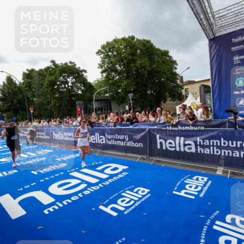 29.06.2025 - hella hamburg halbmarathon Zöllner http://msf.ph/oto/8415698 29.06.2025 10:26:47 Ziel 1065, 10848, 19076 meine-sportfotos.de