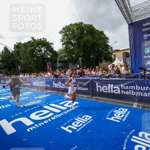 29.06.2025 - hella hamburg halbmarathon Zöllner http://msf.ph/oto/8415705 29.06.2025 10:26:48 Ziel 1065, 10848, 19076 meine-sportfotos.de