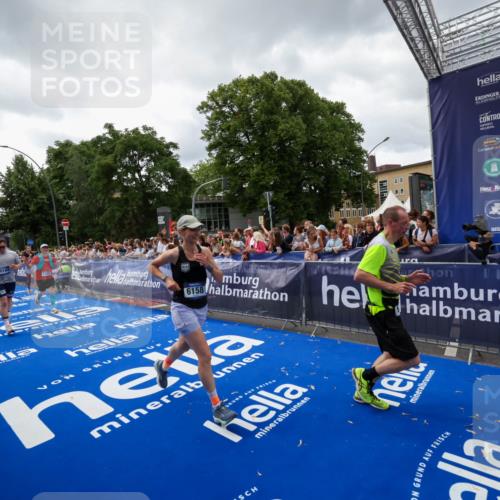 29.06.2025 - hella hamburg halbmarathon Zöllner http://msf.ph/oto/8415708 29.06.2025 10:49:25 Ziel 1342, 4183, 4185, 6158, 10053, 10189, 11779, 11819, 12670, 14526, 14838, 15422, 15784, 15894, 15966 meine-sportfotos.de