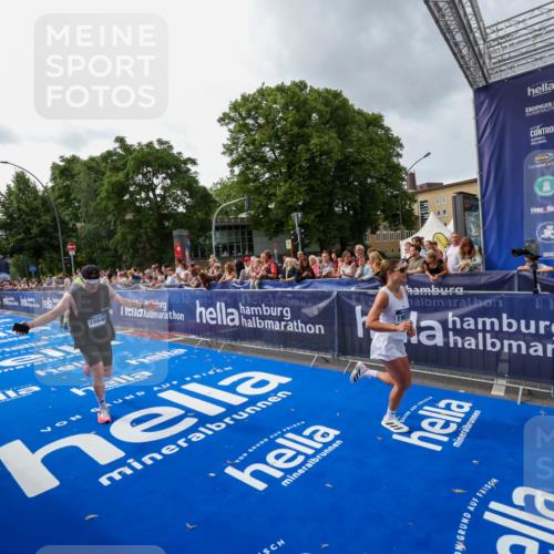 29.06.2025 - hella hamburg halbmarathon Zöllner http://msf.ph/oto/8415712 29.06.2025 10:26:48 Ziel 1065, 10848, 19076 meine-sportfotos.de
