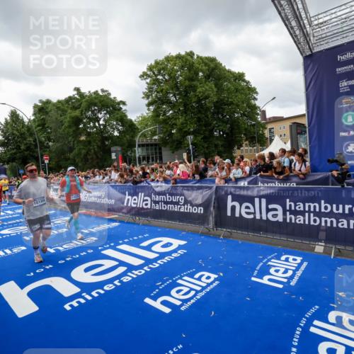 29.06.2025 - hella hamburg halbmarathon Zöllner http://msf.ph/oto/8415715 29.06.2025 10:49:26 Ziel 1342, 1476, 4183, 4185, 6158, 10189, 11779, 11819, 12670, 13269, 14526, 14838, 15422, 15784, 15894, 15966, 16891, 18887 meine-sportfotos.de