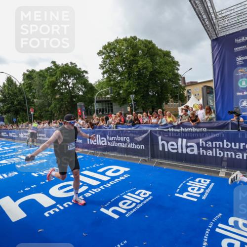 29.06.2025 - hella hamburg halbmarathon Zöllner http://msf.ph/oto/8415719 29.06.2025 10:26:48 Ziel 1065, 10848, 19076 meine-sportfotos.de