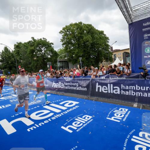 29.06.2025 - hella hamburg halbmarathon Zöllner http://msf.ph/oto/8415722 29.06.2025 10:49:26 Ziel 1342, 1476, 4183, 4185, 6158, 10189, 11779, 11819, 12670, 13269, 14526, 14838, 15422, 15784, 15894, 15966, 16891, 18887 meine-sportfotos.de