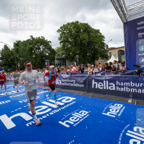 29.06.2025 - hella hamburg halbmarathon Zöllner http://msf.ph/oto/8415726 29.06.2025 10:49:26 Ziel 1342, 1476, 4183, 4185, 6158, 10189, 11779, 11819, 12670, 13269, 14526, 14838, 15422, 15784, 15894, 15966, 16891, 18887 meine-sportfotos.de
