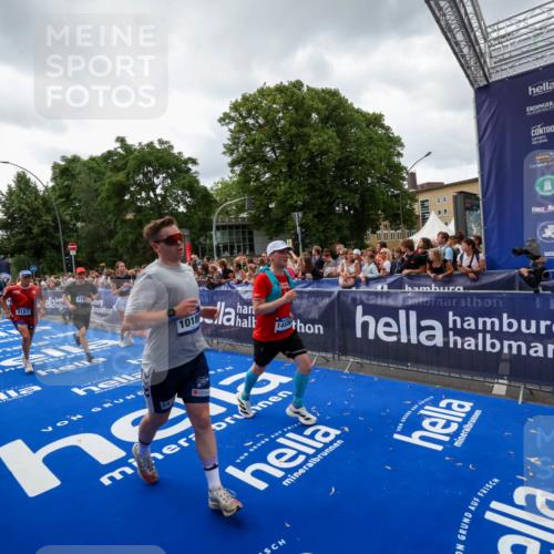 29.06.2025 - hella hamburg halbmarathon Zöllner http://msf.ph/oto/8415734 29.06.2025 10:49:27 Ziel 1342, 1476, 2878, 4183, 4185, 10189, 11339, 11779, 11819, 12670, 13269, 14526, 14838, 15422, 15784, 15894, 15966, 16891, 18476, 18887, 18960 meine-sportfotos.de