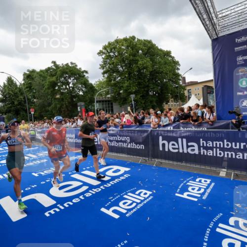 29.06.2025 - hella hamburg halbmarathon Zöllner http://msf.ph/oto/8415754 29.06.2025 10:49:28 Ziel 1342, 1476, 2878, 4183, 4185, 8813, 10189, 11339, 11779, 11819, 12670, 13269, 14526, 14838, 15422, 15784, 15894, 15966, 16891, 18476, 18887, 18960 meine-sportfotos.de