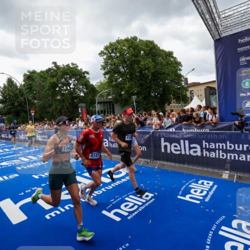 29.06.2025 - hella hamburg halbmarathon Zöllner http://msf.ph/oto/8415761 29.06.2025 10:49:28 Ziel 1342, 1476, 2878, 4183, 4185, 8813, 10189, 11339, 11779, 11819, 12670, 13269, 14526, 14838, 15422, 15784, 15894, 15966, 16891, 18476, 18887, 18960 meine-sportfotos.de