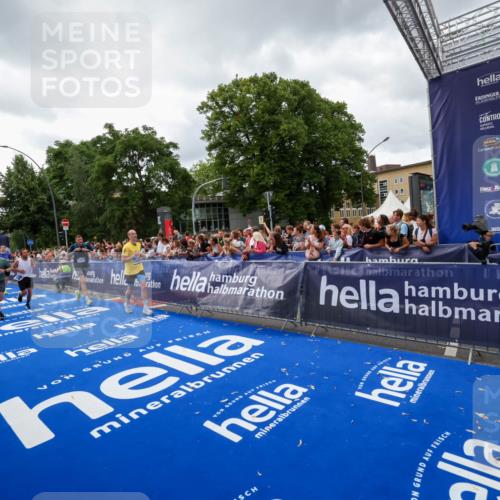 29.06.2025 - hella hamburg halbmarathon Zöllner http://msf.ph/oto/8415767 29.06.2025 10:49:29 Ziel 1342, 1476, 2878, 4183, 4185, 8437, 8813, 11339, 11779, 11819, 12670, 13269, 14838, 15422, 15784, 15894, 15966, 16891, 18476, 18887, 18960 meine-sportfotos.de