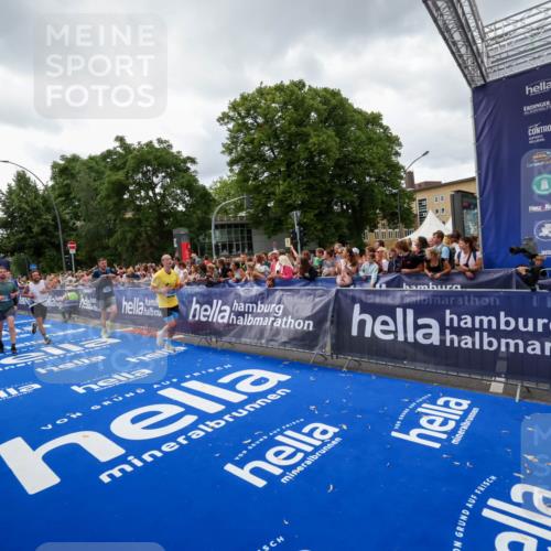 29.06.2025 - hella hamburg halbmarathon Zöllner http://msf.ph/oto/8415775 29.06.2025 10:49:30 Ziel 1342, 1476, 2878, 8437, 8689, 8813, 11339, 11779, 12094, 12670, 13269, 14838, 15784, 15894, 15966, 16891, 18476, 18887, 18960 meine-sportfotos.de