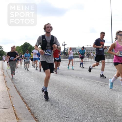 29.06.2025 - hella hamburg halbmarathon Lena Gebhardt http://msf.ph/oto/8415778 29.06.2025 10:17:36 Lombardsbrücke 14648, 14307, 12668, 7647, 10620, 1487, 1477, 1015, 1083, 1204, 1274, 1356, 1458, 1477, 1622, 1749, 1795, 2094, 2259, 2305, 2548, 2860, 2908, 3138, 3292, 3464, 3466, 3802, 3803, 4194, 4218, 4852, 5002, 5023, 5290, 5390, 5611, 5733, 5929, 5930, 5995, 6126, 6128, 6254, 6336, 6352, 6520, 6522, 6786, 7011, 7258, 7291, 7410, 7413, 7445, 7566, 7647, 7844, 7945, 8144, 8210, 8253, 8309, 8351, 8433, 8558, 8799, 8895, 9152, 9259, 9400, 9798, 9848, 10174 meine-sportfotos.de