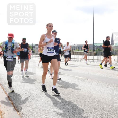 29.06.2025 - hella hamburg halbmarathon Lena Gebhardt http://msf.ph/oto/8415781 29.06.2025 10:42:17 Lombardsbrücke 14381, 11617, 134, 13205, 6136, 08, 5837, 1840, 184, 1039, 1150, 1360, 1624, 1648, 1712, 1752, 1929, 1957, 1994, 2069, 2134, 2145, 2523, 2538, 2580, 2974, 3276, 3326, 3459, 3460, 3568, 3605, 3874, 4329, 4353, 4735, 4736, 4778, 4885, 4891, 4892, 5403, 5419, 5671, 5810, 6136, 6137, 6153, 6430, 6436, 6828, 6837, 6846, 6917, 7040, 7260, 7357, 7557, 7666, 7955, 8014, 8459, 8525, 8526, 8712, 8816, 8908, 9008, 9223, 9370, 9467, 9980, 10027, 10532, 10623 meine-sportfotos.de
