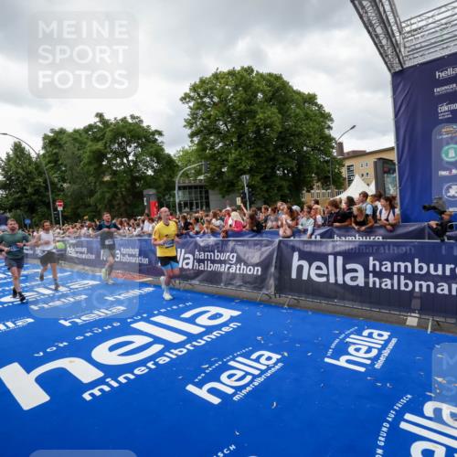 29.06.2025 - hella hamburg halbmarathon Zöllner http://msf.ph/oto/8415782 29.06.2025 10:49:30 Ziel 1342, 1476, 2878, 8437, 8689, 8813, 11339, 11779, 12094, 12670, 13269, 14838, 15784, 15894, 15966, 16891, 18476, 18887, 18960 meine-sportfotos.de