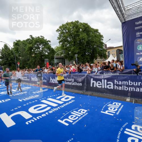 29.06.2025 - hella hamburg halbmarathon Zöllner http://msf.ph/oto/8415786 29.06.2025 10:49:30 Ziel 1342, 1476, 2878, 8437, 8689, 8813, 11339, 11779, 12094, 12670, 13269, 14838, 15784, 15894, 15966, 16891, 18476, 18887, 18960 meine-sportfotos.de
