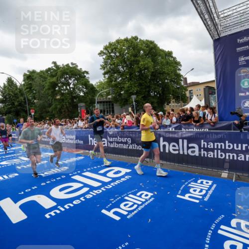 29.06.2025 - hella hamburg halbmarathon Zöllner http://msf.ph/oto/8415796 29.06.2025 10:49:31 Ziel 1342, 1476, 2592, 2596, 2878, 8437, 8689, 8813, 11339, 11779, 12094, 12670, 13269, 14838, 15784, 15857, 15894, 15966, 16891, 18476, 18887, 18960 meine-sportfotos.de