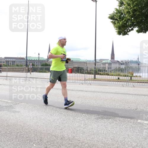 29.06.2025 - hella hamburg halbmarathon Lena Gebhardt http://msf.ph/oto/8415797 29.06.2025 10:26:23 Lombardsbrücke 8357, 1300, 2643, 3617, 4267, 4268, 4315, 4844, 5497, 6159, 6905, 7929, 8079, 8276, 8306, 8357, 8674, 8942, 11107, 11139, 11270, 11828, 11859, 12126, 12826, 12827, 12945, 12946, 13264, 14063, 14179, 14356, 14726, 14930, 15807, 17675, 17712, 18087, 19144 meine-sportfotos.de