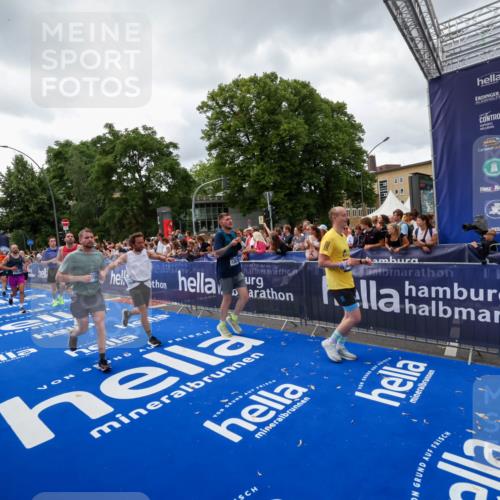 29.06.2025 - hella hamburg halbmarathon Zöllner http://msf.ph/oto/8415802 29.06.2025 10:49:31 Ziel 1342, 1476, 2592, 2596, 2878, 8437, 8689, 8813, 11339, 11779, 12094, 12670, 13269, 14838, 15784, 15857, 15894, 15966, 16891, 18476, 18887, 18960 meine-sportfotos.de