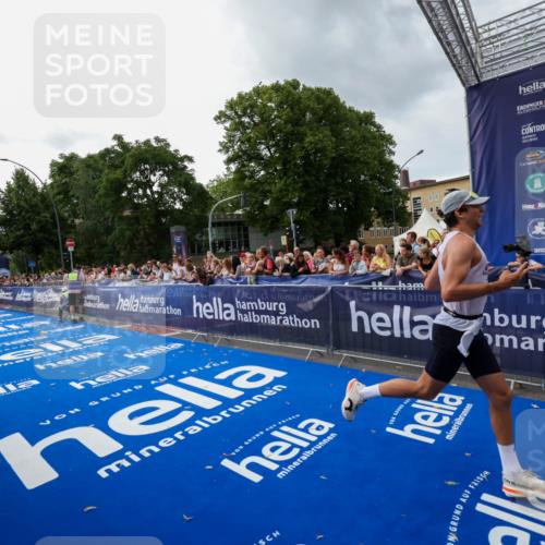 29.06.2025 - hella hamburg halbmarathon Zöllner http://msf.ph/oto/8415829 29.06.2025 10:26:58 Ziel 5344, 9079, 12641, 12992, 13780, 15023, 19050 meine-sportfotos.de