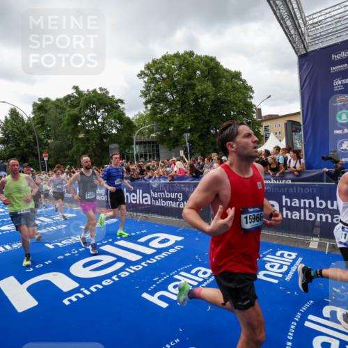 29.06.2025 - hella hamburg halbmarathon Zöllner http://msf.ph/oto/8415830 29.06.2025 10:49:33 Ziel 1342, 1476, 2516, 2592, 2596, 2878, 2889, 5705, 8437, 8689, 8813, 11339, 11340, 11779, 12094, 12670, 13233, 13269, 14562, 14838, 15784, 15857, 15894, 15966, 16114, 16592, 16738, 16891, 18476, 18887, 18960 meine-sportfotos.de