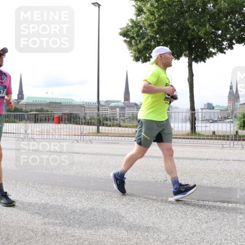 29.06.2025 - hella hamburg halbmarathon Lena Gebhardt http://msf.ph/oto/8415836 29.06.2025 10:26:24 Lombardsbrücke 8357, 1300, 2643, 3617, 4267, 4268, 4315, 4844, 6159, 6905, 7929, 8079, 8276, 8306, 8357, 8674, 8942, 11107, 11139, 11270, 11859, 12126, 12826, 12827, 12945, 12946, 13264, 14063, 14179, 14356, 14726, 14930, 15807, 16788, 17300, 17675, 17712, 18087, 19144 meine-sportfotos.de