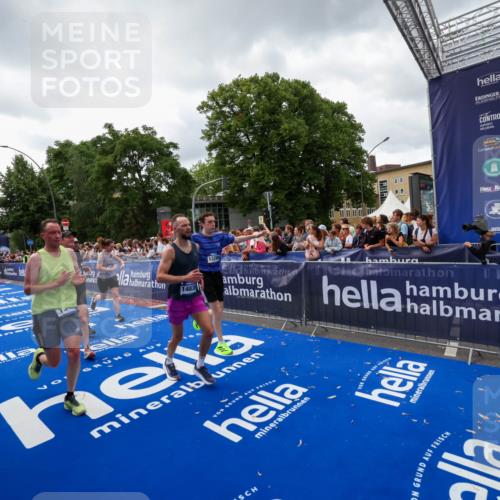 29.06.2025 - hella hamburg halbmarathon Zöllner http://msf.ph/oto/8415841 29.06.2025 10:49:33 Ziel 1342, 1476, 2516, 2592, 2596, 2878, 2889, 5705, 8437, 8689, 8813, 11339, 11340, 11779, 12094, 12670, 13233, 13269, 14562, 14838, 15784, 15857, 15894, 15966, 16114, 16592, 16738, 16891, 18476, 18887, 18960 meine-sportfotos.de