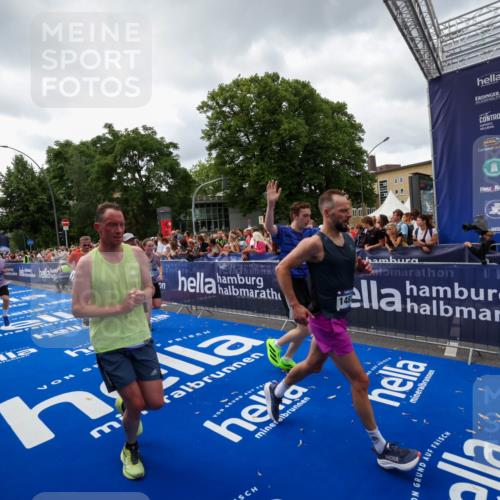 29.06.2025 - hella hamburg halbmarathon Zöllner http://msf.ph/oto/8415847 29.06.2025 10:49:34 Ziel 1342, 1476, 2516, 2592, 2596, 2878, 2889, 5705, 8437, 8689, 8813, 9038, 9649, 11339, 11340, 11679, 11779, 12094, 13233, 13269, 14562, 14838, 15392, 15857, 16114, 16592, 16738, 16891, 17001, 18476, 18887, 18960 meine-sportfotos.de