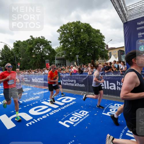 29.06.2025 - hella hamburg halbmarathon Zöllner http://msf.ph/oto/8415871 29.06.2025 10:49:35 Ziel 1476, 2516, 2592, 2596, 2878, 2889, 5705, 8437, 8689, 8813, 9038, 9649, 11339, 11340, 11679, 12094, 13233, 13269, 14562, 15392, 15857, 16114, 16592, 16738, 16891, 17001, 18476, 18887, 18960 meine-sportfotos.de