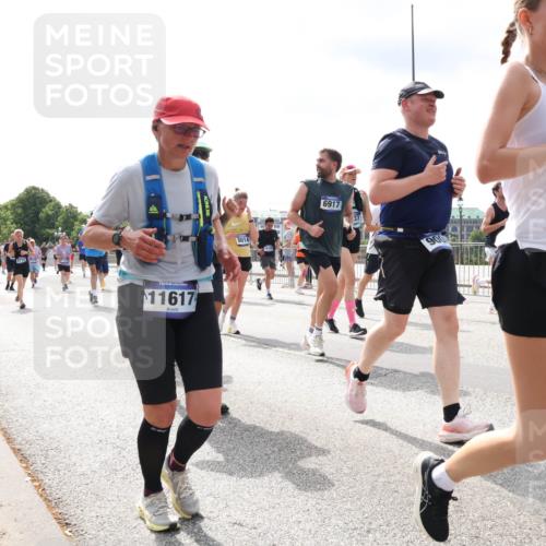 29.06.2025 - hella hamburg halbmarathon Lena Gebhardt http://msf.ph/oto/8415872 29.06.2025 10:42:18 Lombardsbrücke 14381, 11617, 8014, 6917, 900, 613, 1039, 1150, 1360, 1624, 1648, 1752, 1929, 1957, 1994, 2069, 2134, 2145, 2523, 2538, 2580, 2974, 3276, 3326, 3459, 3460, 3568, 3605, 3874, 4329, 4353, 4735, 4736, 4778, 4885, 4891, 4892, 5403, 5419, 5671, 5810, 6136, 6137, 6153, 6430, 6436, 6828, 6837, 6846, 6917, 7040, 7260, 7357, 7557, 7666, 7955, 8014, 8459, 8525, 8526, 8712, 8816, 8908, 9008, 9223, 9370, 9467, 9980, 10027, 10532, 10623 meine-sportfotos.de