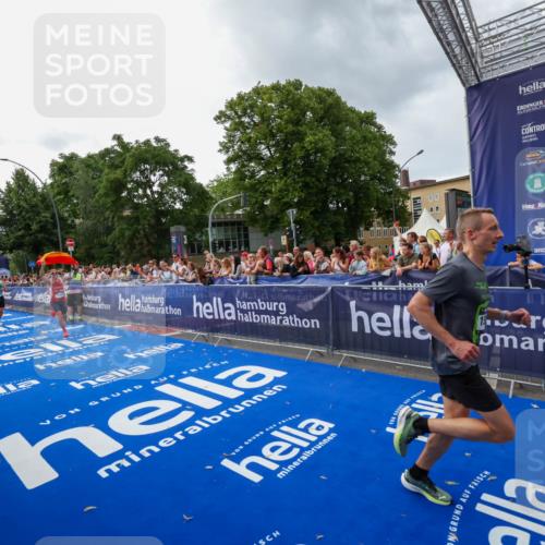 29.06.2025 - hella hamburg halbmarathon Zöllner http://msf.ph/oto/8415880 29.06.2025 10:27:03 Ziel 9079, 12641, 12992, 13780, 13956, 14828, 15023, 15671, 19050 meine-sportfotos.de