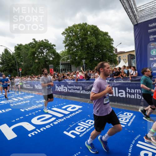 29.06.2025 - hella hamburg halbmarathon Zöllner http://msf.ph/oto/8415894 29.06.2025 10:49:36 Ziel 2516, 2592, 2596, 2878, 2889, 5705, 8437, 8689, 8813, 9038, 9649, 11339, 11340, 11679, 11977, 12094, 13233, 14562, 15392, 15857, 16114, 16592, 16738, 17001, 18476, 18960 meine-sportfotos.de