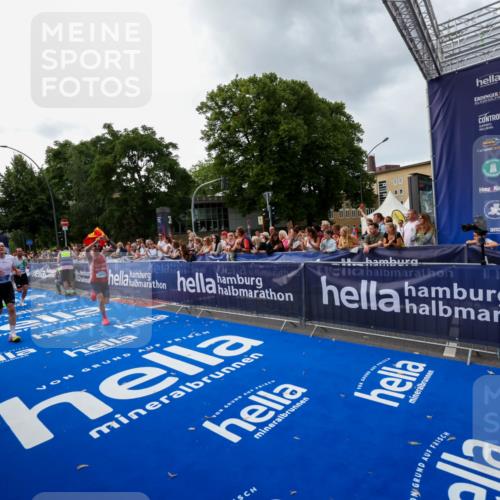 29.06.2025 - hella hamburg halbmarathon Zöllner http://msf.ph/oto/8415900 29.06.2025 10:27:04 Ziel 9079, 12641, 12992, 13780, 13956, 14828, 15671, 19050 meine-sportfotos.de