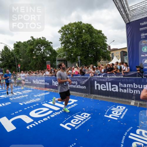 29.06.2025 - hella hamburg halbmarathon Zöllner http://msf.ph/oto/8415901 29.06.2025 10:49:36 Ziel 2516, 2592, 2596, 2878, 2889, 5705, 8437, 8689, 8813, 9038, 9649, 11339, 11340, 11679, 11977, 12094, 13233, 14562, 15392, 15857, 16114, 16592, 16738, 17001, 18476, 18960 meine-sportfotos.de