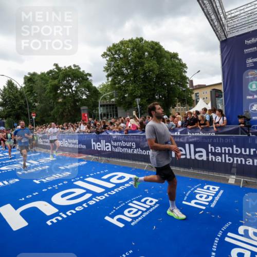 29.06.2025 - hella hamburg halbmarathon Zöllner http://msf.ph/oto/8415907 29.06.2025 10:49:36 Ziel 2516, 2592, 2596, 2878, 2889, 5705, 8437, 8689, 8813, 9038, 9649, 11339, 11340, 11679, 11977, 12094, 13233, 14562, 15392, 15857, 16114, 16592, 16738, 17001, 18476, 18960 meine-sportfotos.de