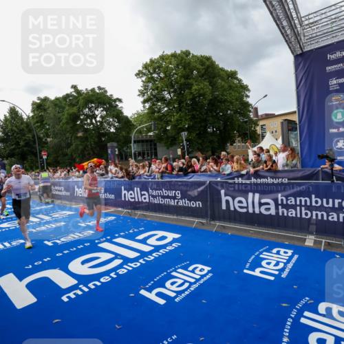 29.06.2025 - hella hamburg halbmarathon Zöllner http://msf.ph/oto/8415908 29.06.2025 10:27:04 Ziel 9079, 12641, 12992, 13780, 13956, 14828, 15671, 19050 meine-sportfotos.de