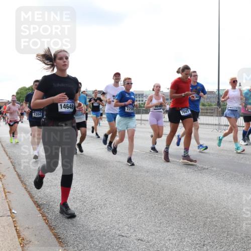 29.06.2025 - hella hamburg halbmarathon Lena Gebhardt http://msf.ph/oto/8415916 29.06.2025 10:17:38 Lombardsbrücke 1204, 14648, 19, 14194, 9848, 2259, 7647, 183, 1015, 1083, 1204, 1274, 1356, 1458, 1477, 1622, 1749, 1795, 2094, 2259, 2305, 2548, 2860, 3138, 3292, 3464, 3466, 3802, 3803, 4194, 4218, 4852, 5002, 5004, 5023, 5290, 5390, 5611, 5733, 6126, 6128, 6254, 6336, 6352, 6520, 6522, 6786, 7011, 7258, 7291, 7410, 7413, 7445, 7566, 7647, 7844, 7945, 8144, 8210, 8253, 8309, 8351, 8433, 8558, 8799, 8895, 9152, 9259, 9400, 9798, 9848, 9964, 10174, 10509 meine-sportfotos.de