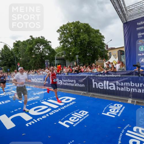 29.06.2025 - hella hamburg halbmarathon Zöllner http://msf.ph/oto/8415917 29.06.2025 10:27:04 Ziel 9079, 12641, 12992, 13780, 13956, 14828, 15671, 19050 meine-sportfotos.de