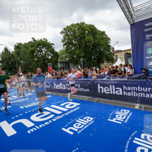 29.06.2025 - hella hamburg halbmarathon Zöllner http://msf.ph/oto/8415924 29.06.2025 10:49:38 Ziel 2504, 2516, 2592, 2596, 2889, 2937, 5705, 5978, 8437, 8689, 9038, 9463, 9649, 11340, 11679, 11977, 12094, 13233, 14562, 15392, 15857, 16114, 16592, 16738, 17001 meine-sportfotos.de