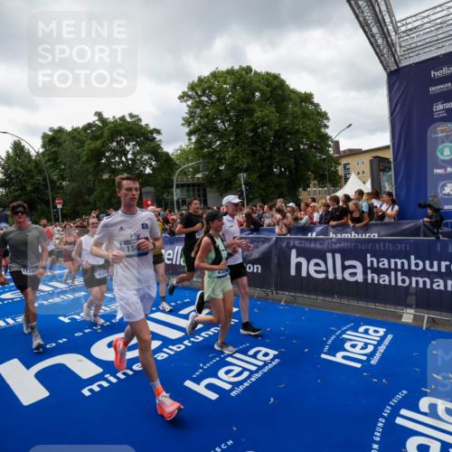29.06.2025 - hella hamburg halbmarathon Zöllner http://msf.ph/oto/8415949 29.06.2025 10:49:39 Ziel 2504, 2516, 2592, 2596, 2889, 2937, 5705, 5978, 6115, 8689, 9038, 9463, 9649, 11340, 11679, 11977, 12094, 13233, 14562, 15392, 15857, 16114, 16592, 16738, 17001, 18058 meine-sportfotos.de