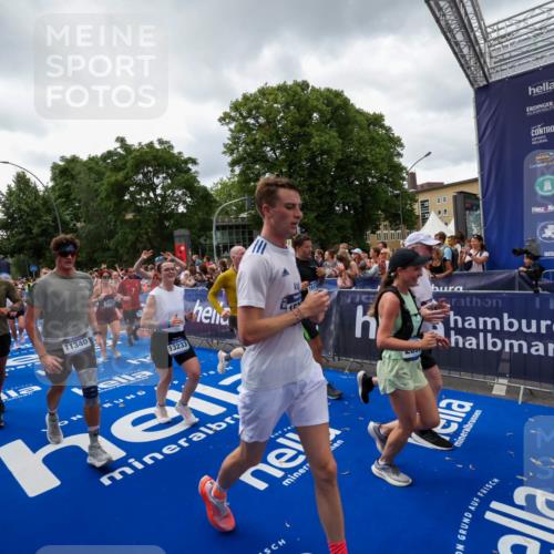 29.06.2025 - hella hamburg halbmarathon Zöllner http://msf.ph/oto/8415956 29.06.2025 10:49:39 Ziel 2504, 2516, 2592, 2596, 2889, 2937, 5705, 5978, 6115, 8689, 9038, 9463, 9649, 11340, 11679, 11977, 12094, 13233, 14562, 15392, 15857, 16114, 16592, 16738, 17001, 18058 meine-sportfotos.de