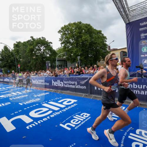 29.06.2025 - hella hamburg halbmarathon Zöllner http://msf.ph/oto/8415963 29.06.2025 10:27:06 Ziel 12641, 13780, 13956, 14828, 15671, 19050 meine-sportfotos.de