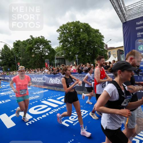 29.06.2025 - hella hamburg halbmarathon Zöllner http://msf.ph/oto/8415979 29.06.2025 10:49:42 Ziel 2504, 2516, 2706, 2889, 2937, 3060, 5705, 5978, 6115, 7332, 9038, 9463, 9619, 9649, 11679, 11977, 14562, 15392, 16738, 16843, 16877, 17001, 18058, 18451, 18926 meine-sportfotos.de