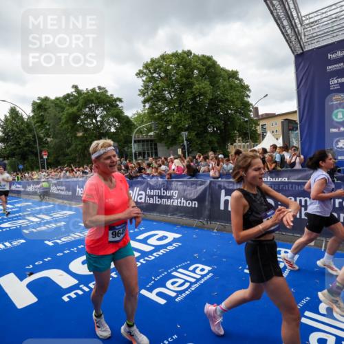 29.06.2025 - hella hamburg halbmarathon Zöllner http://msf.ph/oto/8415986 29.06.2025 10:49:42 Ziel 2504, 2516, 2706, 2889, 2937, 3060, 5705, 5978, 6115, 7332, 9038, 9463, 9619, 9649, 11679, 11977, 14562, 15392, 16738, 16843, 16877, 17001, 18058, 18451, 18926 meine-sportfotos.de