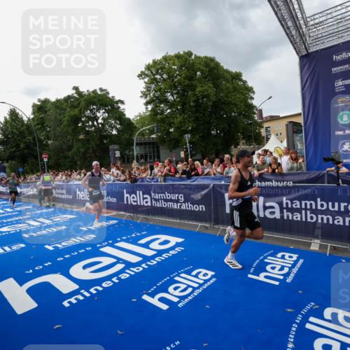29.06.2025 - hella hamburg halbmarathon Zöllner http://msf.ph/oto/8416000 29.06.2025 10:27:08 Ziel 13956, 14828, 15671 meine-sportfotos.de