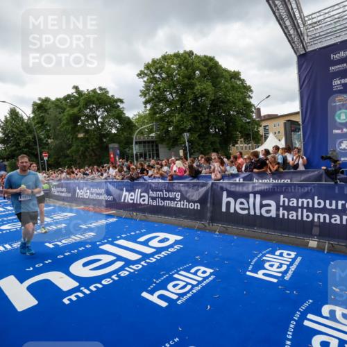 29.06.2025 - hella hamburg halbmarathon Zöllner http://msf.ph/oto/8416005 29.06.2025 10:49:43 Ziel 2504, 2706, 2937, 3060, 3543, 5894, 5978, 6115, 7332, 9038, 9463, 9619, 9649, 11679, 11977, 15392, 16843, 16877, 17001, 17282, 18058, 18451, 18926 meine-sportfotos.de