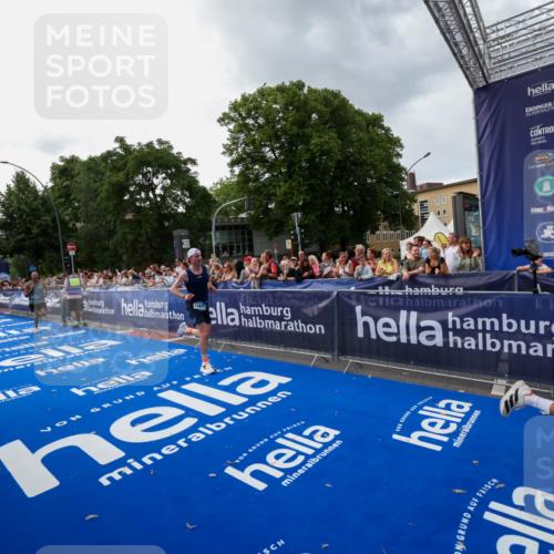 29.06.2025 - hella hamburg halbmarathon Zöllner http://msf.ph/oto/8416011 29.06.2025 10:27:08 Ziel 13956, 14828, 15671 meine-sportfotos.de