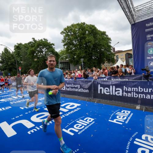 29.06.2025 - hella hamburg halbmarathon Zöllner http://msf.ph/oto/8416016 29.06.2025 10:49:44 Ziel 2504, 2706, 2937, 3060, 3543, 5894, 5978, 6115, 7332, 9463, 9551, 9619, 9723, 11977, 13159, 14794, 16843, 16877, 17282, 18058, 18451, 18926 meine-sportfotos.de