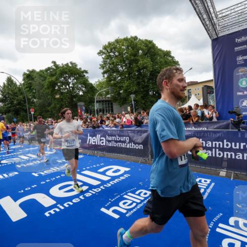 29.06.2025 - hella hamburg halbmarathon Zöllner http://msf.ph/oto/8416024 29.06.2025 10:49:45 Ziel 2504, 2706, 2937, 3060, 3543, 5894, 5978, 6115, 6125, 7332, 9463, 9551, 9619, 9723, 9924, 11977, 13159, 14794, 16843, 16877, 17282, 17753, 18058, 18451, 18926 meine-sportfotos.de