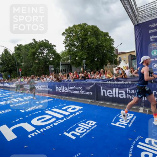 29.06.2025 - hella hamburg halbmarathon Zöllner http://msf.ph/oto/8416026 29.06.2025 10:27:09 Ziel 14828, 15671 meine-sportfotos.de